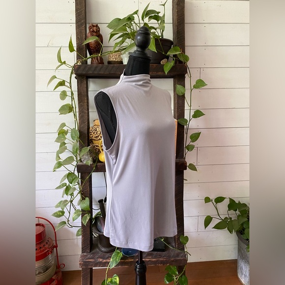 Tahari: Chic Sleeveless Gray Sleeveless Blouse - Picture 4 of 17